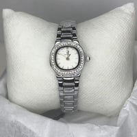 ساعة أطفال مزينة بقطع من الكريستال البراق والملفت...