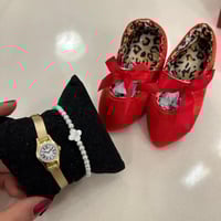 كعب أحمر من6-12شهر وساعه زينه وأسوارة