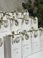 تعليقة وردة الجوري مع عطر ڤان كليف