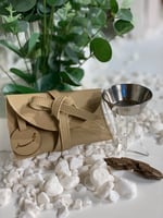 شنطة جلد مع كسرة عود او مبخر