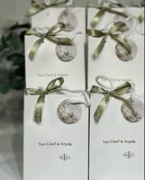 تعليقة وردة الجوري مع عطر ڤان كليف