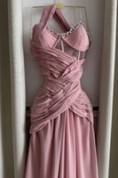 فستان سهرة وردي بتصميم انسيابي وتطريز فاخر - موديل...