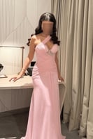 فستان سهرة وردي بتصميم انسيابي وتطريز فاخر - موديل...