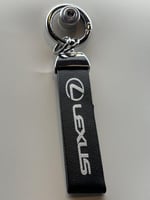 ميدالية لكزس جلد