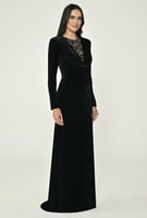 فستان مخمل اسود برقبة واسعة ومطرز بالترتر