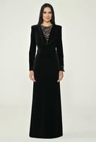 فستان مخمل اسود برقبة واسعة ومطرز بالترتر