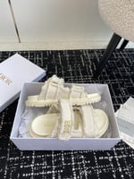 ديور صندل ابيض عصري