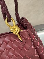 شنطة بوتيقا عنابي أنيقة وعملية