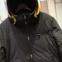 جاكيت فيندي أسود و أصفر