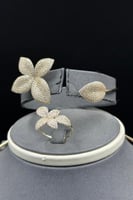 طقم وردة ذهب تصميم الماس عيار 18 وزن 37.8 جرام