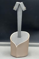 حلق V ذهب صافي عيار 18 وزن من 0.6 الى 0.7 جرام