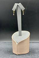 حلق ذهب مع صدف ابيض عيار 21 وزن من 0.5 الى 0.6 جرا...