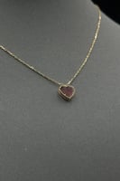 عقد ذهب قلب مع صدف ملون