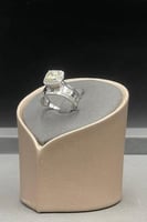 دبلة ذهب ابيض مع فص فانسي تصميم الماس عيار 18 وزن...