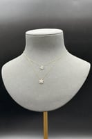 عقد دورين زهرة ذهب تصميم الماس عيار 18 وزن من 1 ال...