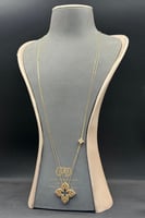 شال وردتين ذهب تصميم الماس عيار 18 وزن 10.4 جرام