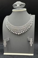 طقم ذهب ابيض تصميم الماس عيار 18 وزن 45.2 جرام