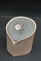 خاتم ورد ذهب مع صدف وردي عيار 18 وزن من 1 الى 1.1...