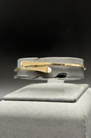 اسوارة ذهب مع فص ابيض تصميم الماس عيار 18 وزن 6.3...