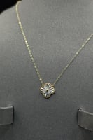 طقم وردة ذهب صافي عيار 18 وزن من 2.3 الى 2.4 جرام