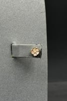 طقم وردة مفرغ ذهب مع صدف وردي عيار 18 وزن من 5.8 ا...