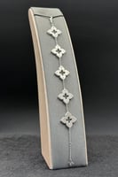 اسوارة خمسة وردات ذهب ابيض تصميم الماس عيار 18 وزن...