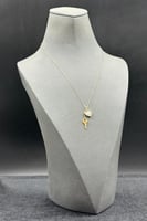 عقد قلب و مفتاح ذهب مع صدف ابيض عيار 18 وزن 1.8 جر...