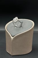 خاتم الماس وزن الذهب : 2.24 جرام وزن الألماس : 0.2...