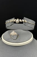 طقم دمعة مع باقيت ذهب تصميم الماس عيار 18 وزن 15.1...