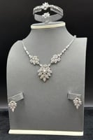 طقم ذهب ابيض تصميم الماس عيار 18 وزن 18.7 جرام