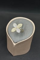 اسوارة مع خاتم وردة ذهب تصميم الماس عيار 18 وزن 16...