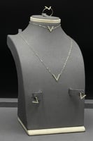 طقم V ذهب تصميم الماس عيار 18 وزن 2.1 الى 2.2 جرام