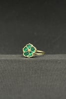 خاتم ورد ذهب مع صدف اخضر عيار 18 وزن 1.1 جرام