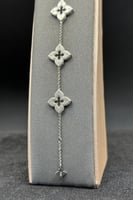 اسوارة خمسة وردات ذهب ابيض تصميم الماس عيار 18 وزن...