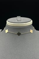 طقم ذهب عيار 18 مزين بورود فخمة الوزن 1.6 جرام