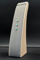 اسوارة ثلاث وردات ذهب مع صدف فيروزي عيار 18 وزن من...