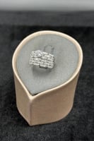 دبلة توينز ذهب ابيض مع فص سوليتير عيار 18 وزن 2.9...