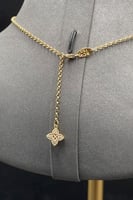 عقد وردتين ذهب تصميم الماس عيار 18 وزن 4.5 جرام