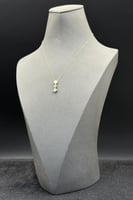 عقد وردتين لون اخضر ذهب تصميم الماس عيار 18 وزن من...