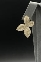 حلق وردة ذهب تصميم الماس