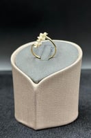 خاتم ثلاث زهرات ذهب تصميم الماس عيار 18 وزن من 1.1...