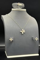 طقم وردة ذهب تصميم الماس عيار 8.5 الى 8.6 جرام