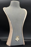 شال وردة ذهب تصميم الماس عيار 18 وزن 4.5 الى 4.6 ج...