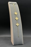 اسوارة ثلاث وردات ذهب صافي عيار 21 وزن من 2.6 الى...