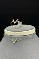 طقم شكل V ذهب صافي عيار 18 وزن 1.8 جرام