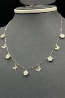 طقم وردة مع فراشة ذهب مع صدف ابيض عيار 18 وزن من 6...