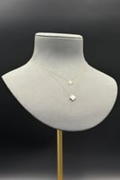 عقد وردة مع صدف وردي ذهب تصميم الماس عيار 18 وزن 1...