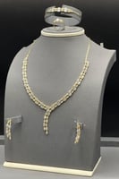 طقم دمعة مع باقيت ذهب تصميم الماس عيار 18 وزن 24.3...