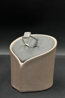 خاتم الماس وزن الذهب : 2.03 جرام وزن الألماس : 0.1...