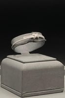 اسوارة مع خاتم ذهب ابيض عيار 18 شكل اكس تصميم الما...